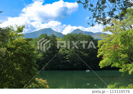 磐梯朝日国立公園 五色沼湖沼群自然探索路毘沙門沼から磐梯山を望む 磐梯朝日国立公園 五色沼湖沼群自然探索路毘沙門沼から磐梯山を望む 113110578