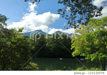 磐梯朝日国立公園 五色沼湖沼群自然探索路毘沙門沼から磐梯山を望む 磐梯朝日国立公園 五色沼湖沼群自然探索路毘沙門沼から磐梯山を望む 113110579