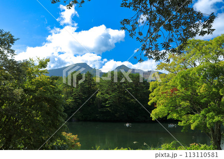 磐梯朝日国立公園 五色沼湖沼群自然探索路毘沙門沼から磐梯山を望む 磐梯朝日国立公園 五色沼湖沼群自然探索路毘沙門沼から磐梯山を望む 113110581