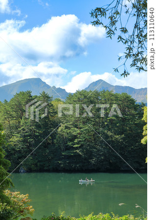 磐梯朝日国立公園 五色沼湖沼群自然探索路毘沙門沼から磐梯山を望む 磐梯朝日国立公園 五色沼湖沼群自然探索路毘沙門沼から磐梯山を望む 113110640