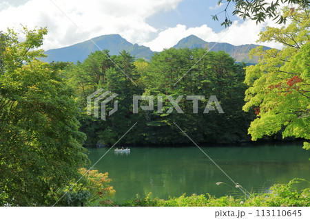 磐梯朝日国立公園 五色沼湖沼群自然探索路毘沙門沼から磐梯山を望む 磐梯朝日国立公園 五色沼湖沼群自然探索路毘沙門沼から磐梯山を望む 113110645