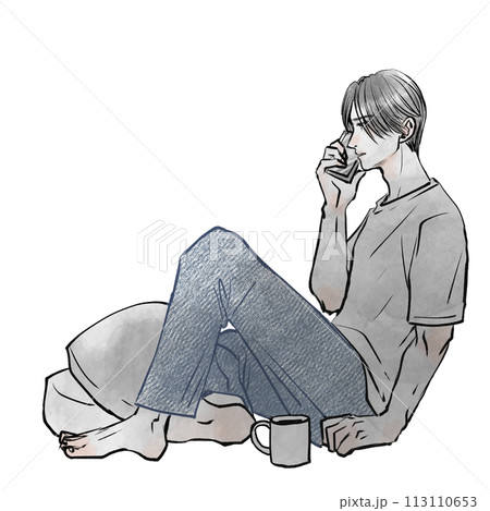 床に座ってスマホで話している男性 113110653