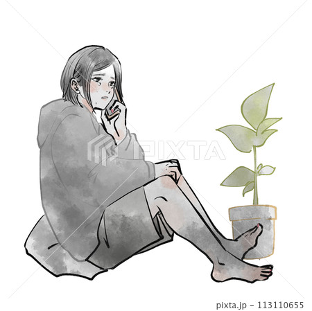 床に座ってスマホで話している女性 床に座ってスマホで話している女性 113110655