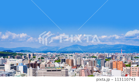 熊本 市街 の パノラマビュー 阿蘇山 を 遠景 に望む 【 九州 熊本市 の 都市風景 】 113110743
