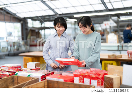お土産を買う女性 お土産を買う女性 113110928