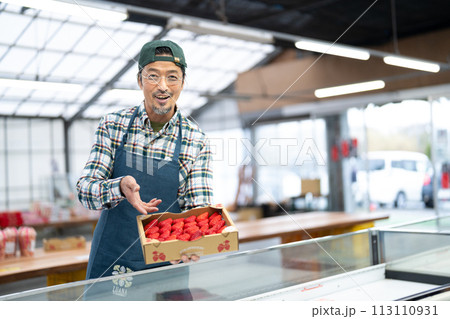 イチゴを売るシニア男性 113110931