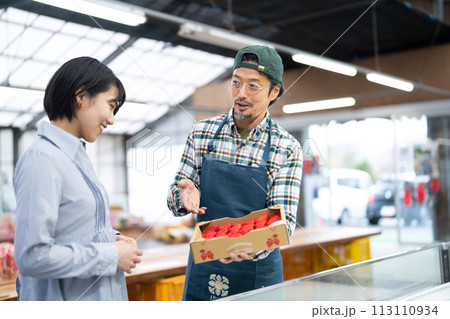 イチゴを売るシニア男性 イチゴを売るシニア男性 113110934