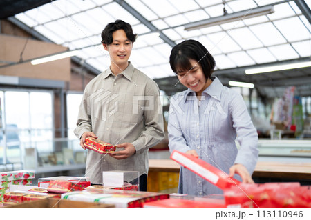 お土産を買うカップル お土産を買うカップル 113110946