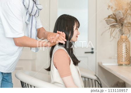 美容室・ヘアサロンでマッサージをする美容師 113110957
