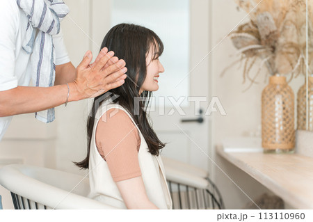 美容室・ヘアサロンでマッサージをする美容師 美容室・ヘアサロンでマッサージをする美容師 113110960
