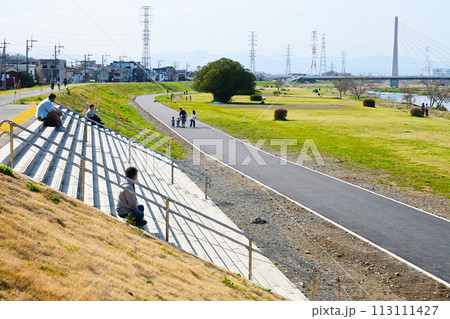 多摩川河川敷のサイクリングロード 113111427