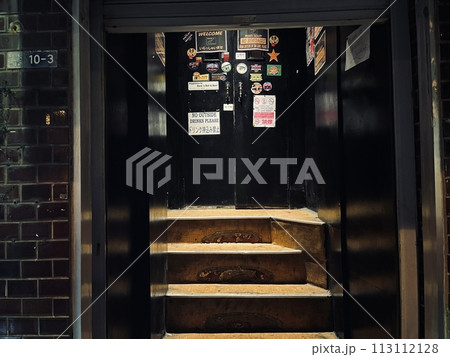 老舗ライブミュージックバーJET（ジェット）の入口。オキナワンロック。沖縄コザ・ゲート通りの夜。 113112128