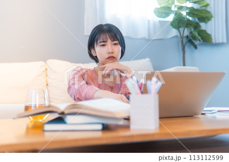 自宅で勉強/リモートワークをする女性 113112599
