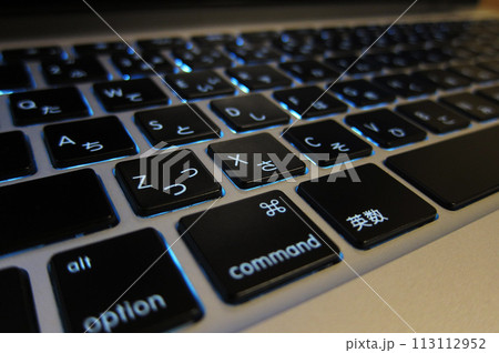 光るノートパソコンのキーボード 113112952