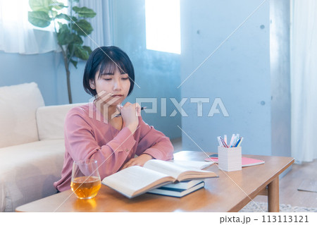 自宅で勉強をする女性/読書/リスキリング 113113121