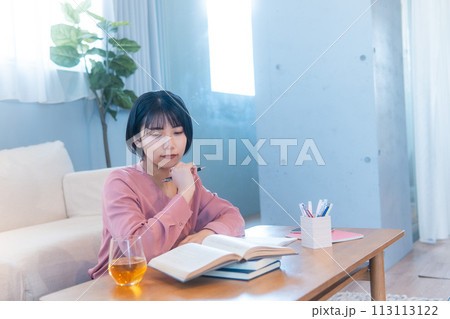 自宅で勉強をする女性/読書/リスキリング 自宅で勉強をする女性/読書/リスキリング 113113122