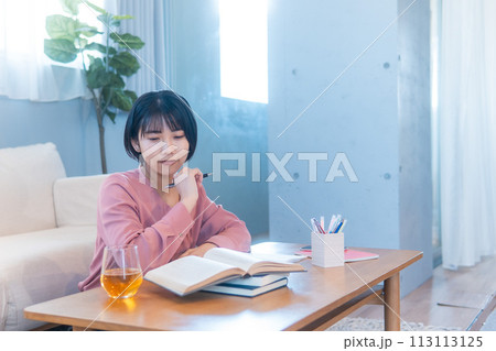 自宅で勉強をする女性/読書/リスキリング 自宅で勉強をする女性/読書/リスキリング 113113125