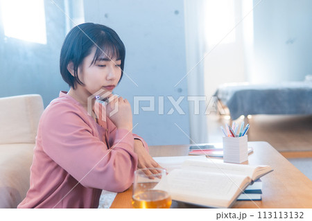 自宅で勉強をする女性/読書/リスキリング 自宅で勉強をする女性/読書/リスキリング 113113132