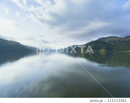 箱根・湖尻から望む芦ノ湖の朝景 / Hakone, Japan 113113361
