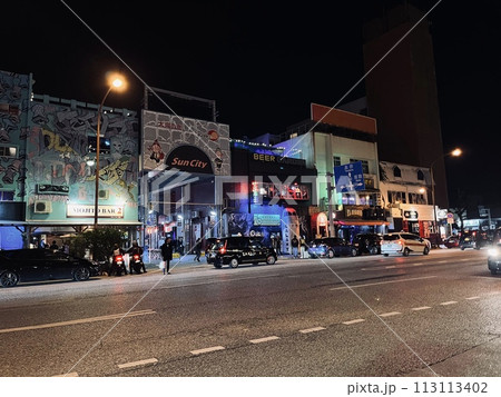 沖縄コザ・ゲート通りの夜。 113113402