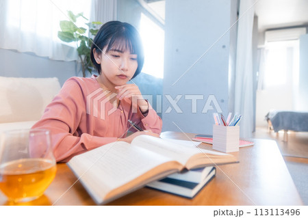 自宅で勉強をする女性/読書/リスキリング 自宅で勉強をする女性/読書/リスキリング 113113496