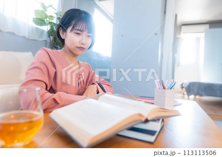 自宅で勉強をする女性/読書/リスキリング 自宅で勉強をする女性/読書/リスキリング 113113506