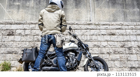 春のツーリングの準備をするライダー 春のツーリングの準備をするライダー 113113515