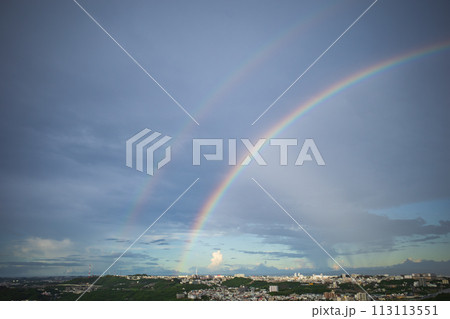 空に架かる虹(ダブルレインボー)の風景 113113551