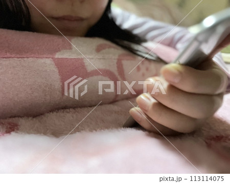 夜スマホを見る女性 夜スマホを見る女性 113114075
