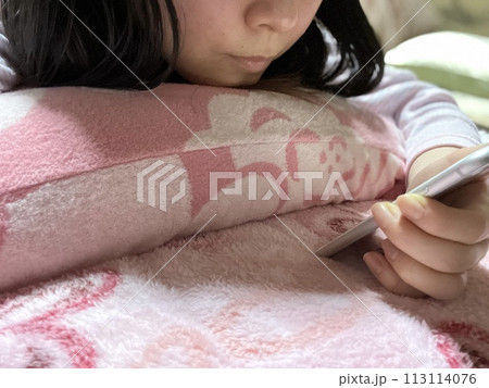 夜スマホを見る女性 113114076