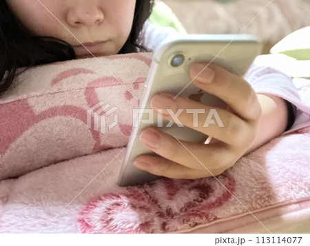 夜スマホを見る女性 夜スマホを見る女性 113114077