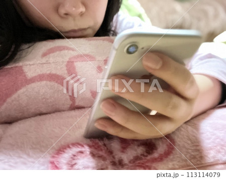 夜スマホを見る女性 夜スマホを見る女性 113114079