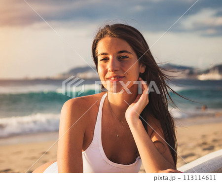 砂浜でポーズを取る外国人の美女 113114611