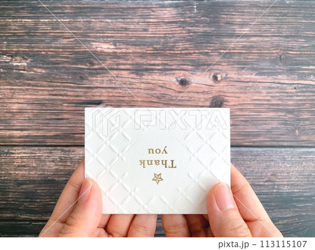 サンキューのメッセージカードを持つ女性の手元 113115107