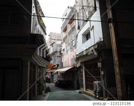 沖縄コザ銀天街の街並み(2020年)。 沖縄コザ銀天街の街並み(2020年)。 113115136