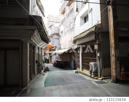 沖縄コザ銀天街の裏路地（2020年）。 113115639
