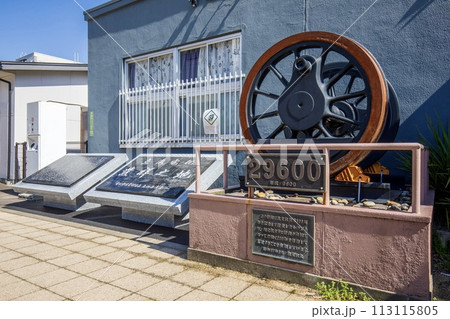 敦賀市、敦賀駅前の機関車の車輪のモニュメント 113115805