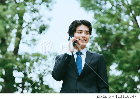 スマホで電話をするビジネスマン 113116347