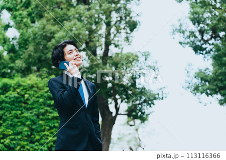 スマホで電話をするビジネスマン 113116366