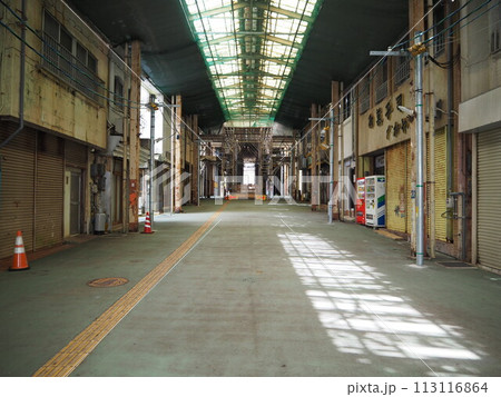 沖縄コザ銀天街のアーケード(2020年に撤去)。 沖縄コザ銀天街のアーケード(2020年に撤去)。 113116864