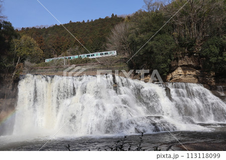 大瀑布,・龍門の滝の上を走行するJR烏山線の列車 113118099