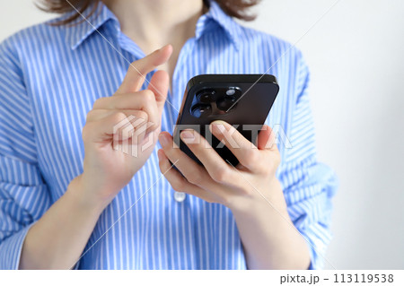 スマホを操作するビジネスウーマン スマホを操作するビジネスウーマン 113119538