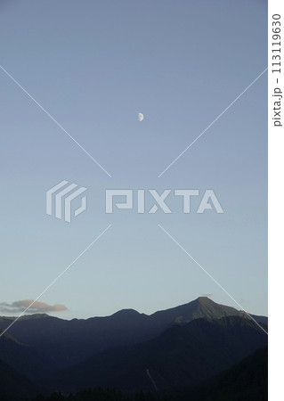 薄暮の山並みと月 113119630