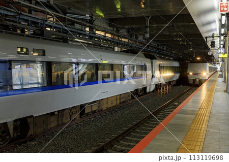敦賀駅の特急ホームに並ぶサンダーバード 敦賀駅の特急ホームに並ぶサンダーバード 113119698