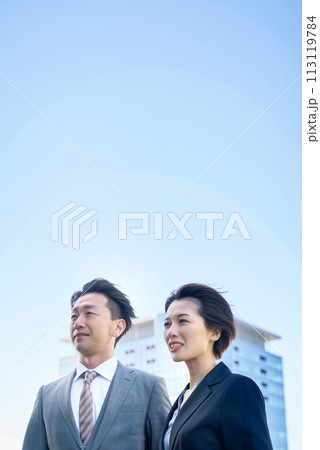 スーツ姿の男女と現代的な建築 113119784