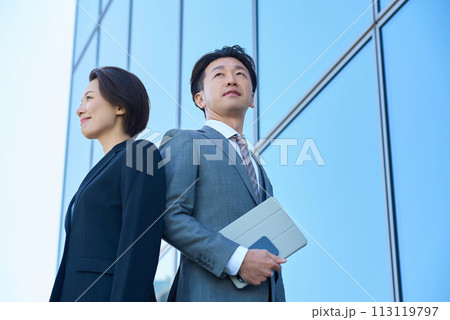 スーツ姿の男女と現代的な建築 スーツ姿の男女と現代的な建築 113119797