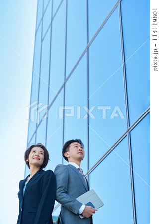スーツ姿の男女と現代的な建築 スーツ姿の男女と現代的な建築 113119801