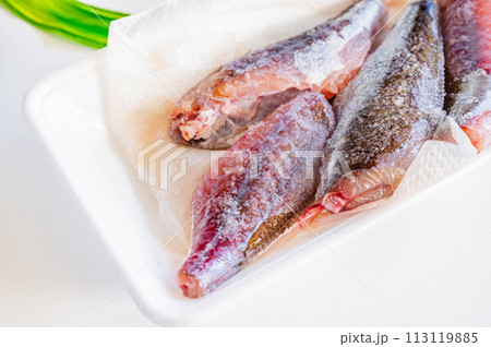 捌いて塩をふったギマ 113119885