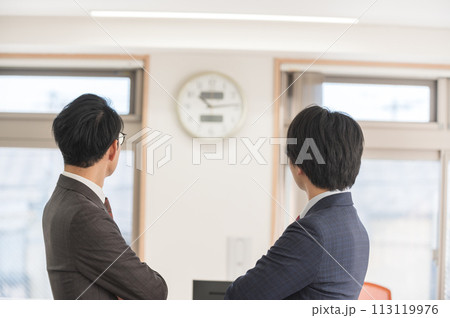時間を気にするスーツ姿の男性ビジネスマン 時間を気にするスーツ姿の男性ビジネスマン 113119976