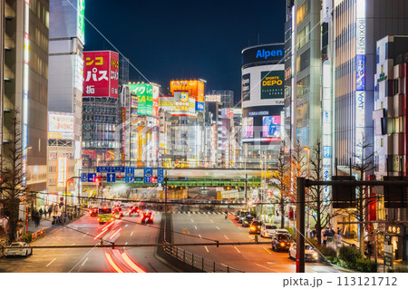 夜の新宿駅周辺　青梅街道 113121712